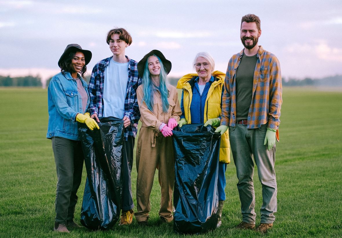 Gruppe von Freiwilligen bei einer Clean-up-Aktion